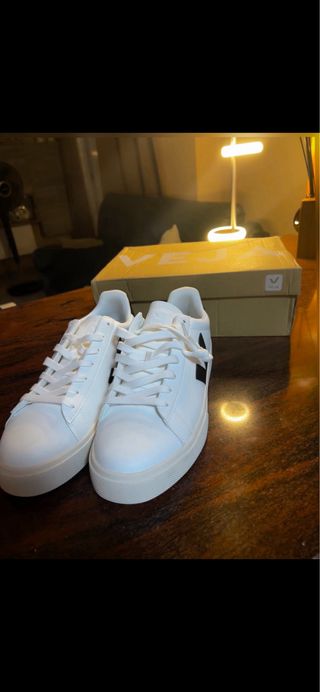 Zapatillas Veja Blancas con Logo Negro