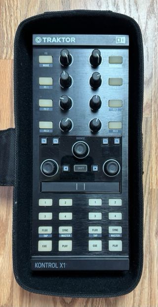 Controlador DJ Native Instruments Traktor X1