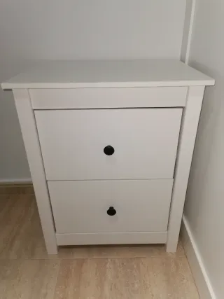 Mesita de noche blanca