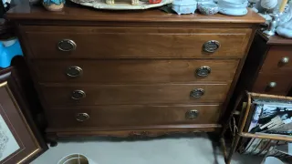 Cómoda de madera hecha a mano