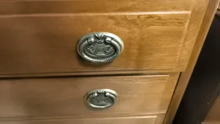 Cómoda de madera hecha a mano