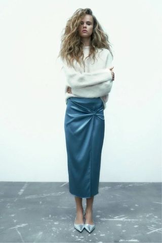 Falda midi Zara azul satinada