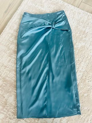 Falda midi Zara azul satinada