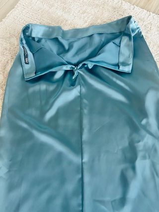 Falda midi Zara azul satinada