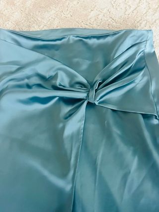 Falda midi Zara azul satinada
