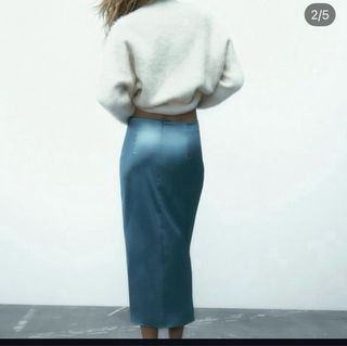 Falda midi Zara azul satinada