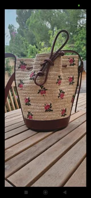 Bolso de paja y cuero con flores rosas bordadas