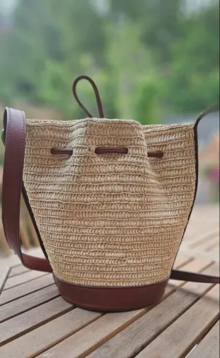 Bolso de paja y cuero con flores rosas bordadas