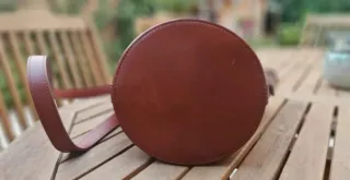 Bolso de paja y cuero con flores rosas bordadas