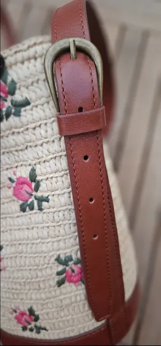 Bolso de paja y cuero con flores rosas bordadas