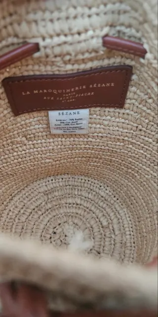 Bolso de paja y cuero con flores rosas bordadas