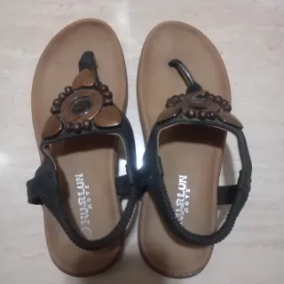 Sandalias HURLUN marrones con diseño.