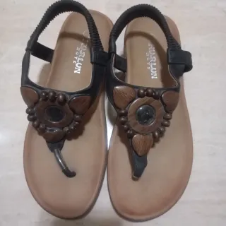 Sandalias HURLUN marrones con diseño.