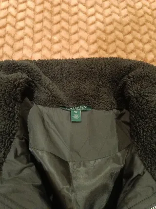 Chaqueta acolchada negra con pelo