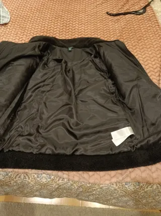 Chaqueta acolchada negra con pelo