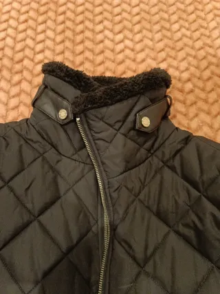 Chaqueta acolchada negra con pelo