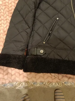 Chaqueta acolchada negra con pelo