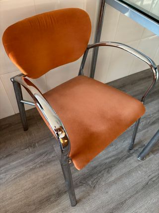 Mesa de cristal y 2 sillas naranja