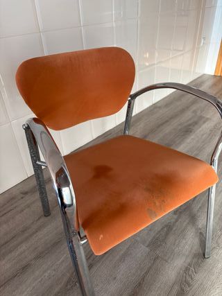 Mesa de cristal y 2 sillas naranja