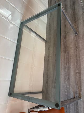 Mesa de cristal y 2 sillas naranja