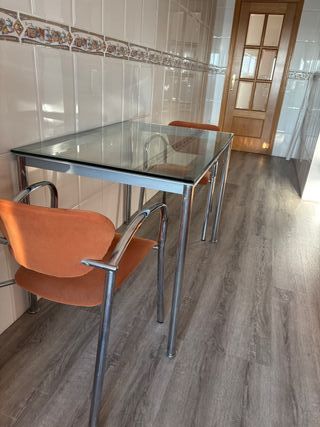 Mesa de cristal y 2 sillas naranja