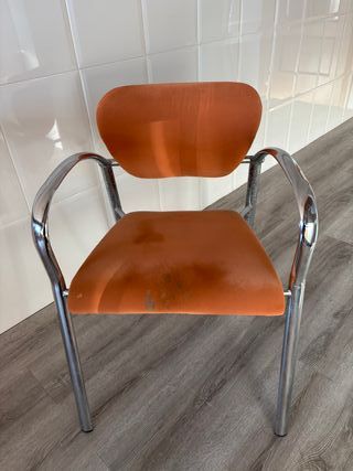 Mesa de cristal y 2 sillas naranja