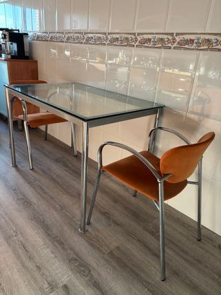 Mesa de cristal y 2 sillas naranja