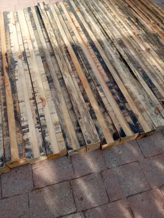 Vigas, listones, palos, postes, puntales de madera