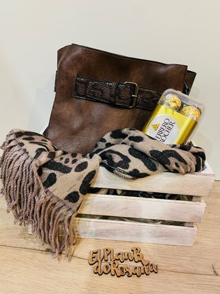 Caja regalo bolso, pañuelo y bombones