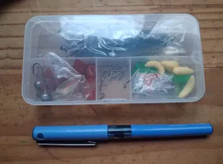 Set de pesca con señuelos y anzuelos