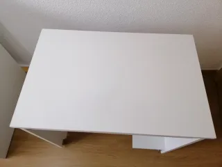 Escritorio blanco con ruedas y bandeja