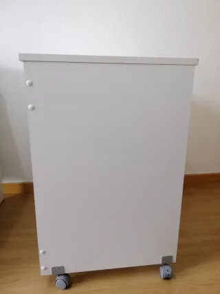 Escritorio blanco con ruedas y bandeja