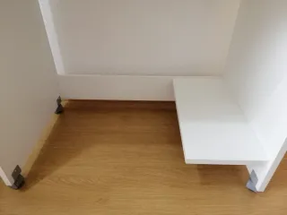 Escritorio blanco con ruedas y bandeja