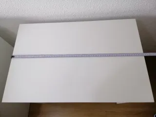 Escritorio blanco con ruedas y bandeja