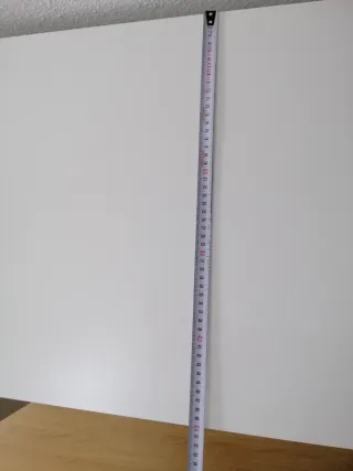 Escritorio blanco con ruedas y bandeja