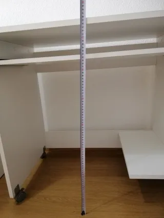 Escritorio blanco con ruedas y bandeja