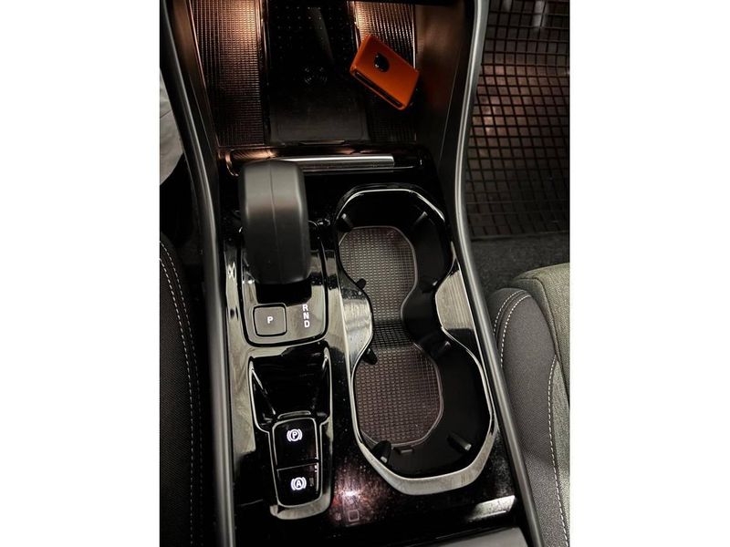 Volvo XC40 2025, foto 13