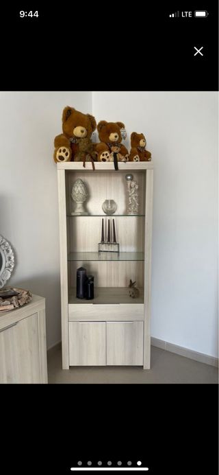 Mueble expositor de madera y cristal