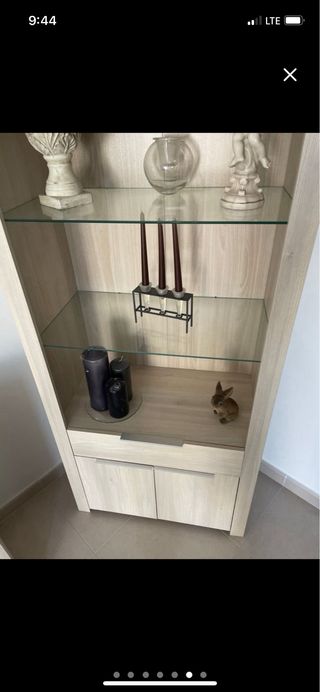 Mueble expositor de madera y cristal