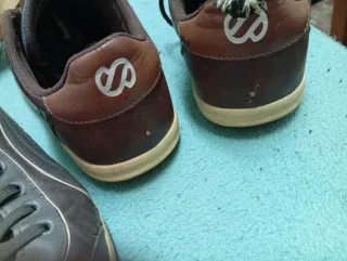 Zapatillas grises y azules