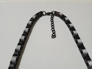 Collana donna nera con pietre verdi e blu