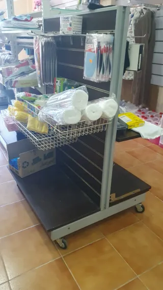 Expositor madera con Ruedas