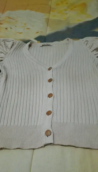 Cardigan maglia beige con bottoni oro