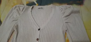 Cardigan maglia beige con bottoni oro