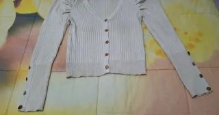 Cardigan maglia beige con bottoni oro