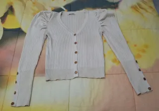 Cardigan maglia beige con bottoni oro