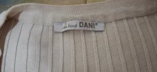 Cardigan maglia beige con bottoni oro