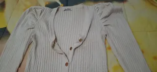 Cardigan maglia beige con bottoni oro