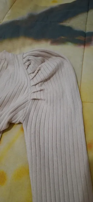 Cardigan maglia beige con bottoni oro