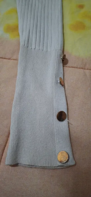 Cardigan maglia beige con bottoni oro